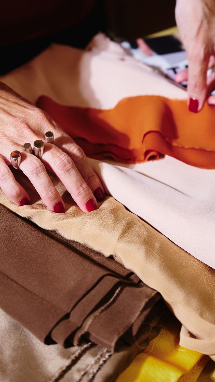 Mani sui tessuti in atelier