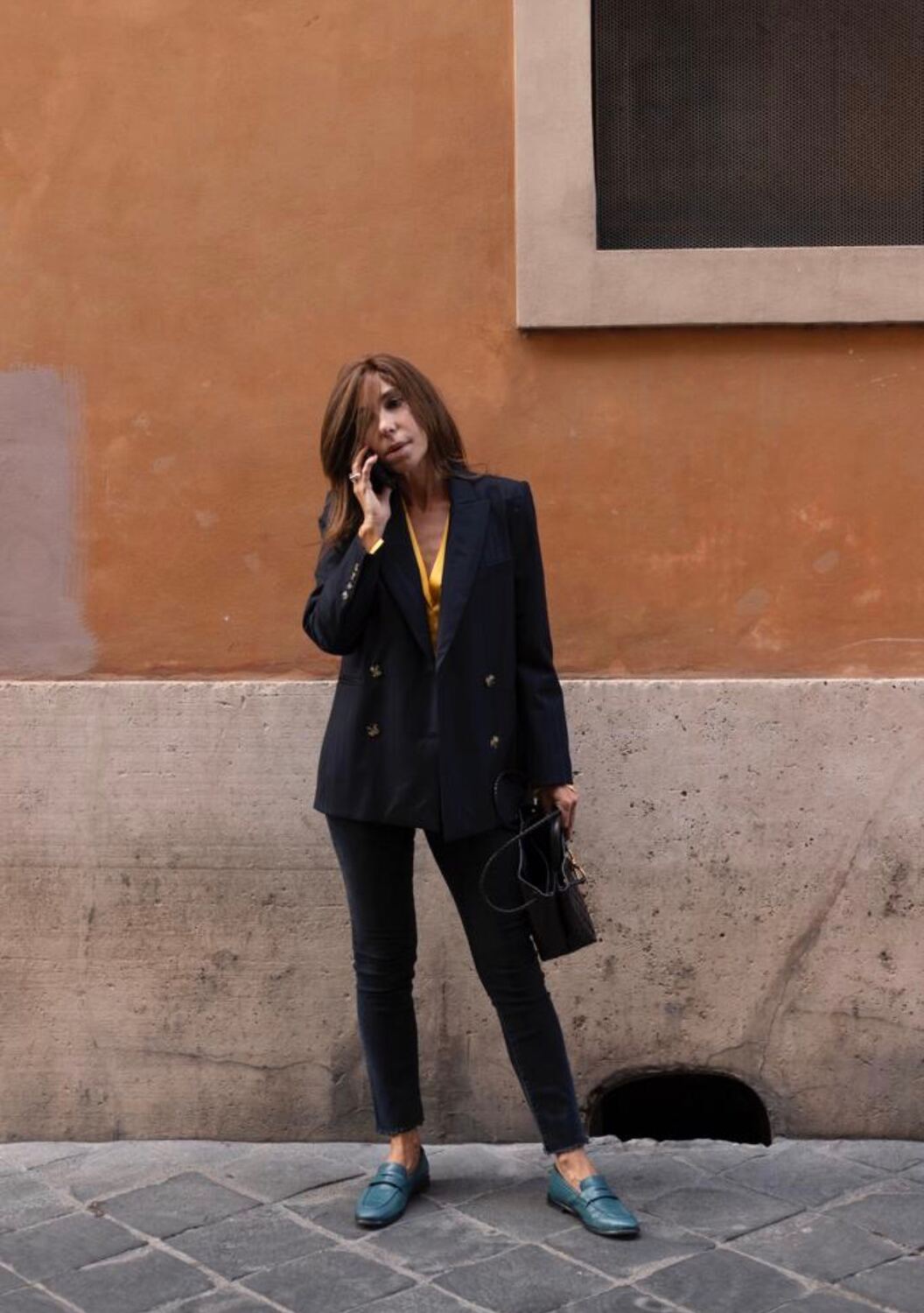 Il blazer blu coi mocassini, per strada