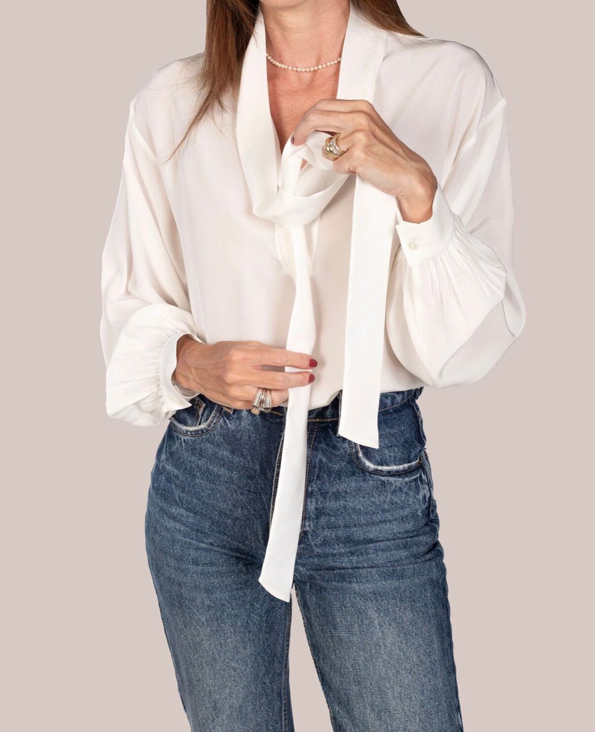 Una blusa di seta bianca con la lavallière portata col jeans