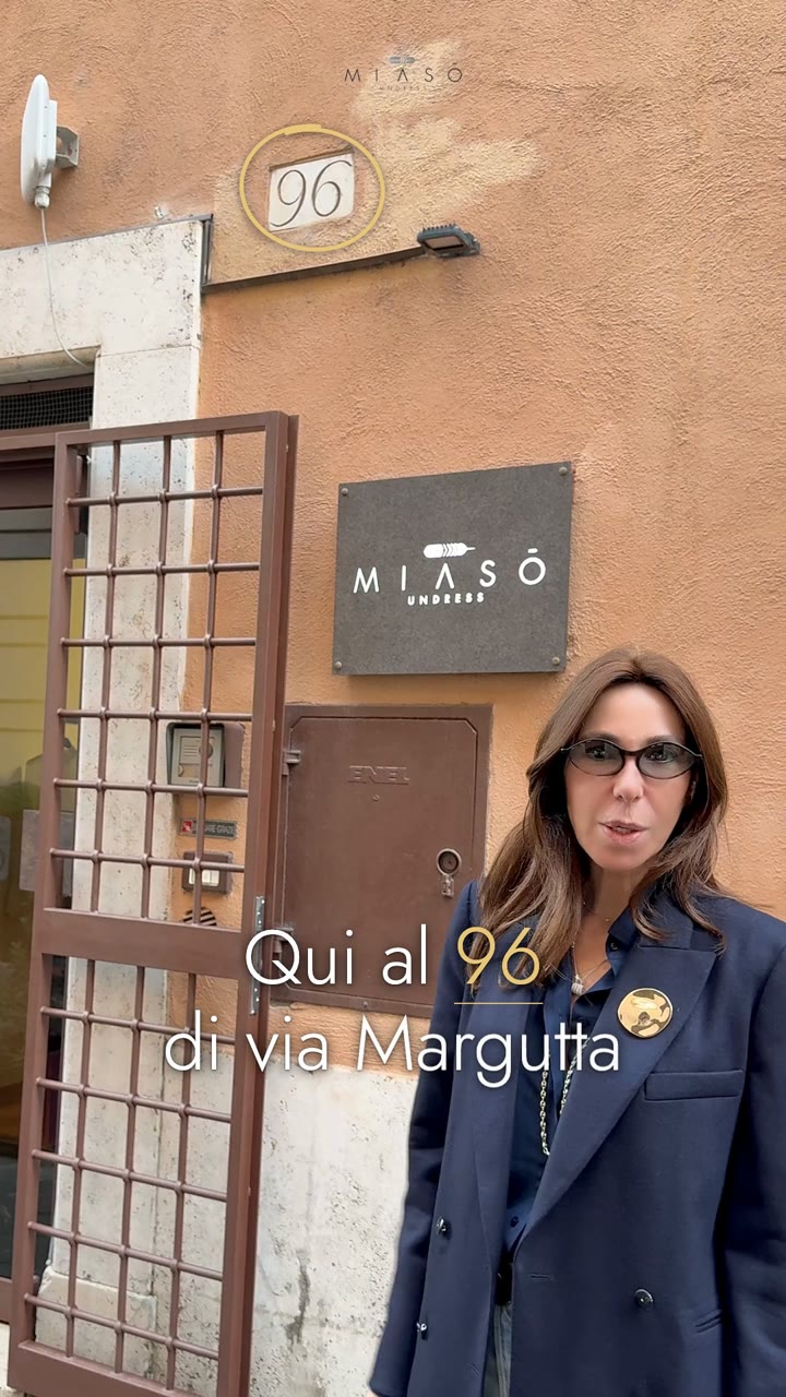 Mia Sorrentino davanti al 96 di via Margutta, l'ingresso dell'atelier Miasō